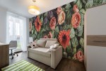 Op maat gemaakt fotobehang met rode chrysanten en pioenrozen